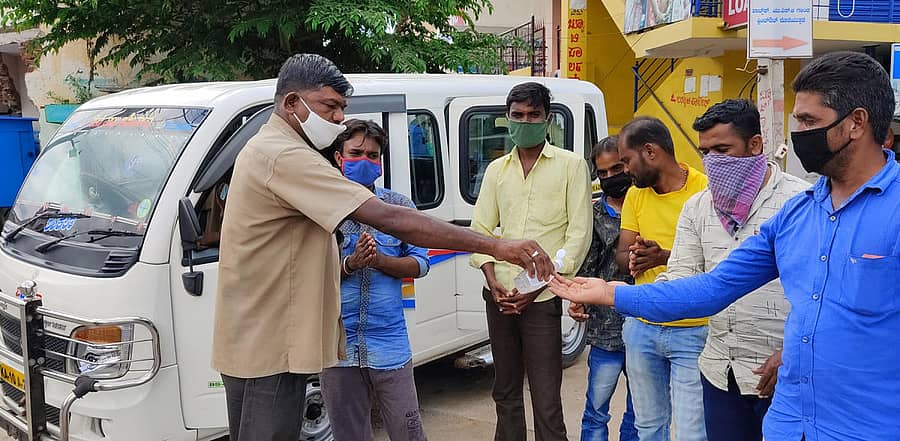 ಯಳಂದೂರು ಪಟ್ಟಣದಲ್ಲಿ ಕೃಷ್ಣಶೆಟ್ಟಿ ಅವರು ಪ್ರಯಾಣಿಕರು ಕ್ಯಾಬ್ ಏರುವ ಮೊದಲು ಸ್ಯಾನಿಟೈಸರ್ ನೀಡಿದರು