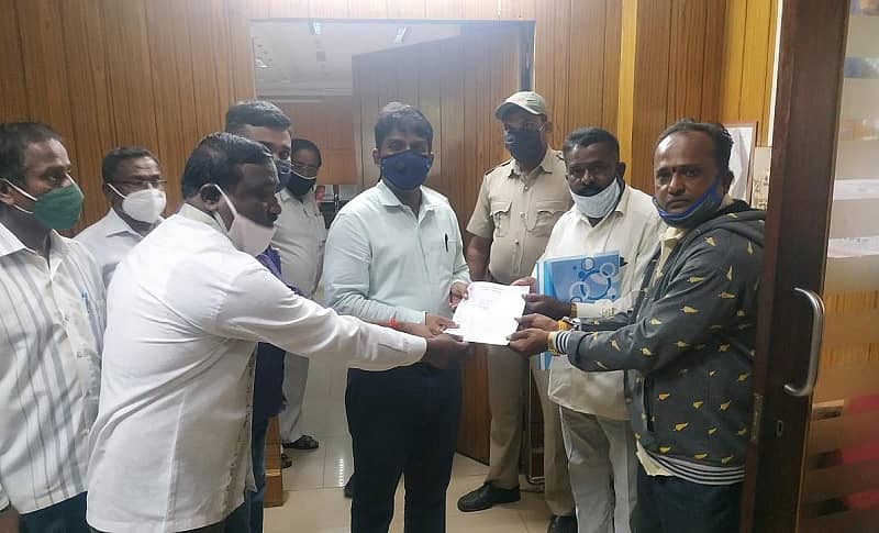 ಕೆಲಸ ಕಾಯಂ ಸೇರಿದಂತೆ ವಿವಿಧ ಬೇಡಿಕೆಗಳನ್ನು ಈಡೇರಿಸುವಂತೆ ಜಿಲ್ಲಾ ಗ್ರಾಮ ಸಹಾಯಕರ ಸಂಘದ ಪದಾಧಿಕಾರಿಗಳು ಜಿಲ್ಲಾಧಿಕಾರಿ ಡಾ.ಕೆ.ರಾಕೇಶ್ ಕುಮಾರ್ ಅವರಿಗೆ ಮನವಿ ಸಲ್ಲಿಸಿದರು