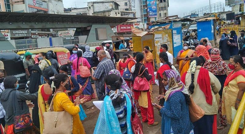 ಹುಬ್ಬಳ್ಳಿಯ ಹಳೇ ಬಸ್ ನಿಲ್ದಾಣದಲ್ಲಿ ಮೌಲ್ಯಮಾಪನಕ್ಕೆ ತೆರಳಲು ಸೇರಿದ್ದ ಶಿಕ್ಷಕರು