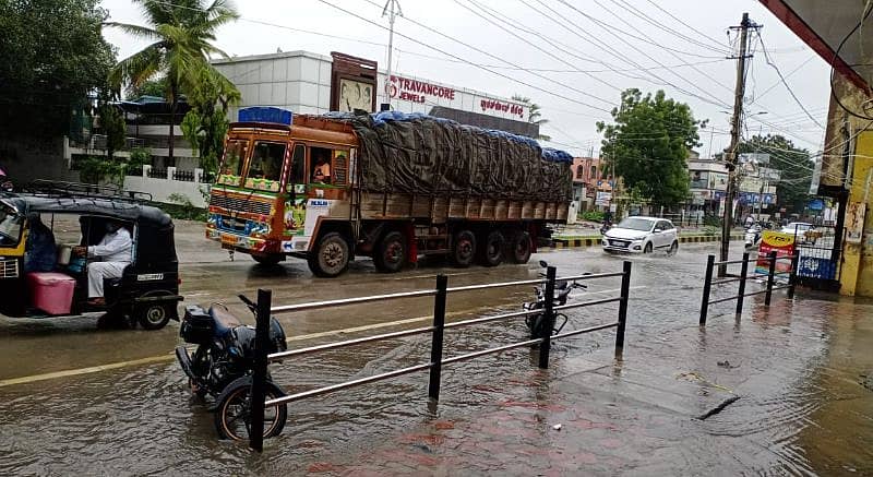 ರಾಯಚೂರಿನಲ್ಲಿ ಸುರಿದ ಮಳೆಗೆ ರಸ್ತೆಯಲ್ಲಿ ನೀರು ತುಂಬಿರುವುದು