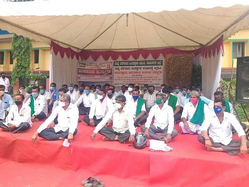 ರೈತರು ಇಲ್ಲಿನ ಸರ್ಕಾರಿ ರೇಷ್ಮೆಗೂಡು ಮಾರುಕಟ್ಟೆ ಎದುರು ಬುಧವಾರ ಉಪವಾಸ ಸತ್ಯಾಗ್ರಹ ಆರಂಭಿಸಿದರು.