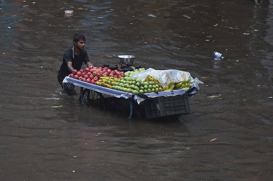 ಮುಂಬೈನ ಜಲಾವೃತಗೊಂಡ ರಸ್ತೆಯಲ್ಲಿ ಹಣ್ಣಿನ ಗಾಡಿ ಸಾಗಿಸುತ್ತಿರುವ ವ್ಯಾಪಾರಿ