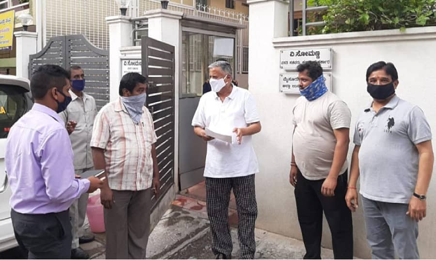 ವಸತಿ ಸಚಿವ ವಿ.ಸೋಮಣ್ಣ ಅವರಿಗೆ ವಿಜಯನಗರ ವ್ಯಾಪ್ತಿಯ ಪತ್ರಿಕಾ ವಿತರಕರು ಮನವಿ ಸಲ್ಲಿಸಿದರು. ವಿತರಕರಾದ ದೇವರಾಜ್, ವಿನೋದ್ ಕುಮಾರ್ ಹಾಗೂ ಕೆ.ಪಿ.ಮಂಜುನಾಥ್ ಇದ್ದರು