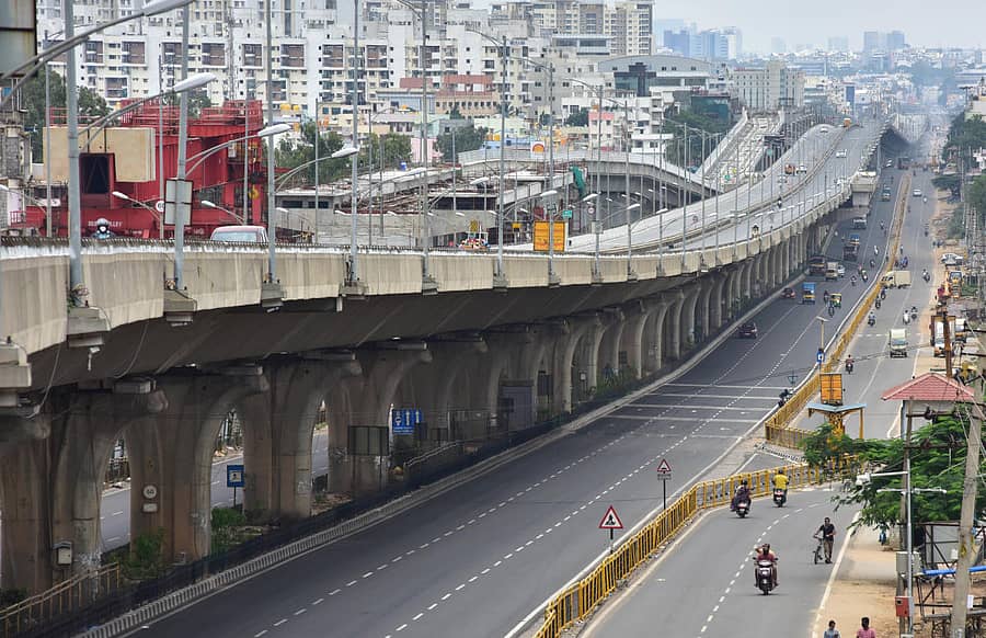 ಎಲೆಕ್ಟ್ರಾನಿಕ್ ಸಿಟಿ ಮೇಲ್ಸೇತುವೆ ಮತ್ತು ಕೆಳಗಿನ ರಸ್ತೆಯಲ್ಲಿ ಬುಧವಾರ ವಾಹನಗಳ ಓಡಾಟ ಕಡಿಮೆಯಿತ್ತು (ಎಡಚಿತ್ರ) ನಗರದ ಹಡ್ಸನ್ ವೃತ್ತ ವಾಹನಗಳ ಸಂಚಾರ ಇಲ್ಲದೆ ಬಿಕೋ ಎನ್ನುತ್ತಿರುವುದು -–ಪ್ರಜಾವಾಣಿ ಚಿತ್ರಗಳು