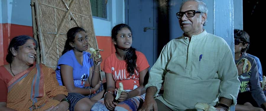 ‘ಹಾರುವ ಹಂಸಗಳು’ ಚಿತ್ರದಲ್ಲಿ ಕಲಾವಿದರೊಂದಿಗೆ ದೊಡ್ಡರಂಗೇಗೌಡರು