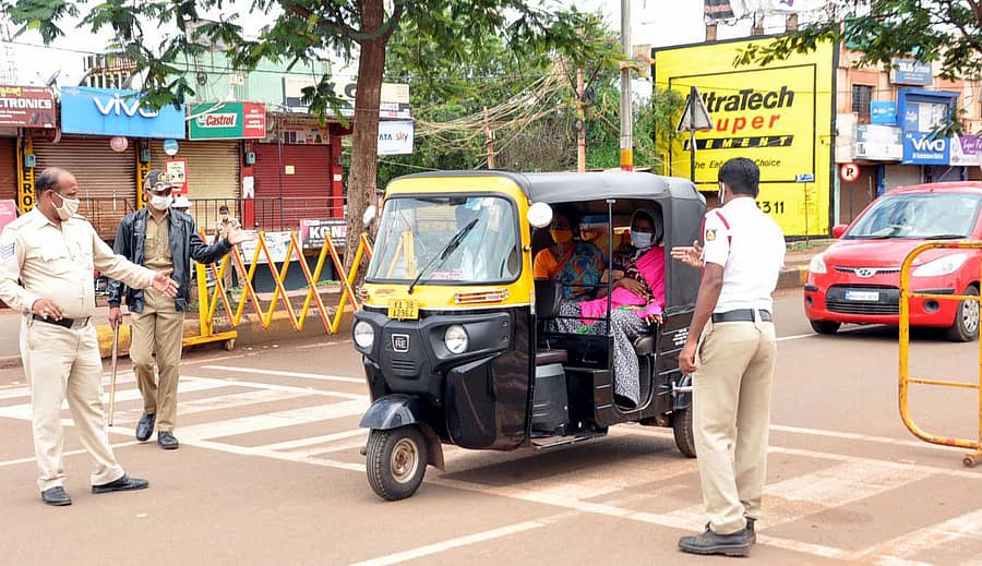 ಬೀದರ್ನಲ್ಲಿ ಗುರುವಾರ ಬಾಣಂತಿಯನ್ನು ಮನೆಗೆ ಸಾಗಿಸುತ್ತಿದ್ದ ಆಟೊರಿಕ್ಷಾಗೆ ಪೊಲೀಸರು ಅನುವು ಮಾಡಿಕೊಟ್ಟರು/ ಚಿತ್ರ: ಗುರುಪಾದಪ್ಪ ಸಿರ್ಸಿ