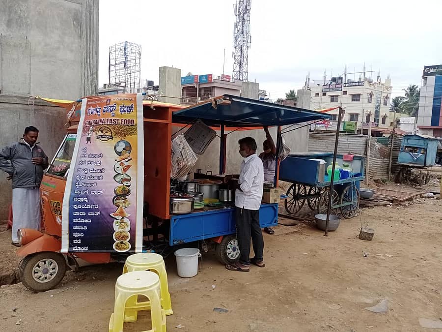 ಗ್ರಾಹಕರ ನಿರೀಕ್ಷೆಯಲ್ಲಿರುವ ಸಂಚಾರಿ ಫಾಸ್ಟ್ ಫುಡ್ ಮಳಿಗೆ