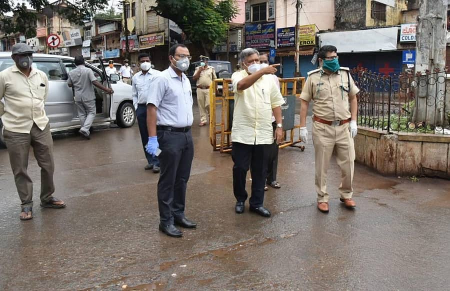 ಹುಬ್ಬಳ್ಳಿಯಲ್ಲಿ ಗುರುವಾರ ಜಿಲ್ಲಾ ಉಸ್ತವಾರಿ ಸಚಿವ ಜಗದೀಶ ಶೆಟ್ಟರ್ ದುರ್ಗದ ಬೈಲ್ನಲ್ಲಿ ಲಾಕ್ಡೌನ್ ಸ್ಥಿತಿಗತಿ ಪರಿಶೀಲಿಸಿದರು
