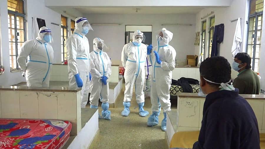 ಗಾಳಿಬೀಡು ನವೋದಯ ಶಾಲೆಯ ಕೋವಿಡ್ ಕೇರ್ ಸೆಂಟರ್ಗೆ ಜಿಲ್ಲಾಧಿಕಾರಿ ಅನೀಸ್ ಕಣ್ಮಣಿ ಜಾಯ್ ಅವರು ಪಿಪಿಇ ಕಿಟ್ ಧರಿಸಿ ರೋಗಿಗಳ ಜೊತೆಗೆ ಸಮಾಲೋಚನೆ ನಡೆಸಿದರು