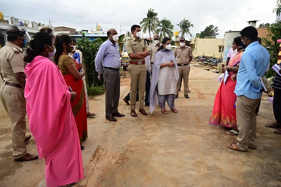 ಜಿಲ್ಲಾಧಿಕಾರಿ ಆರ್.ಲತಾ ಅವರು ವಿವಿಧ ಗ್ರಾಮಗಳಿಗೆ ಭೇಟಿ ನೀಡಿ ಸ್ಥಳೀಯರಿಂದ ಮಾಹಿತಿ ಪಡೆದರು.