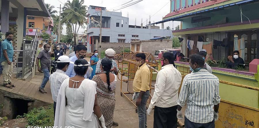 ಕೊರೊನಾ ಪಾಸಿಟಿವ್ ಪತ್ತೆಯಾದ ಮಲೇಬೆನ್ನೂರು ಪಟ್ಟಣದ ಇಂದಿರಾನಗರಕ್ಕೆ ಪುರಸಭೆ, ಕಂದಾಯ, ಆರೋಗ್ಯ. ಪೊಲೀಸ್ ಇಲಾಖೆ ಅಧಿಕಾರಿಗಳು ಭೇಟಿ ನೀಡಿ, ಪರಿಶೀಲನೆ ನಡೆಸಿದರು.