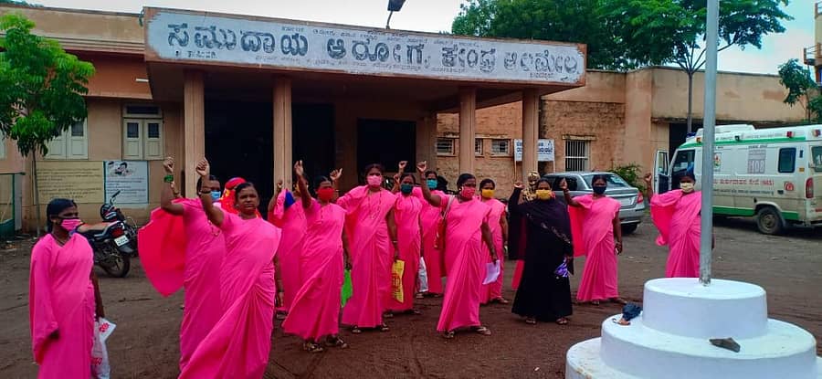 ಆಲಮೇಲದಲ್ಲಿ ಆಶಾ ಕಾರ್ಯಕರ್ತೆಯರು ಗುರುವಾರ ಪ್ರತಿಭಟನೆ ನಡೆಸಿದರು