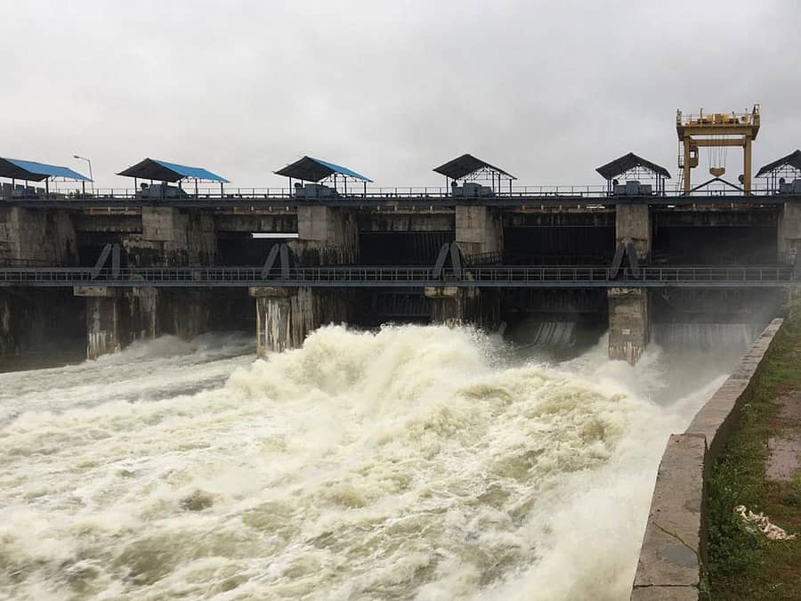 ನಾಗರಾಳ ಜಲಾಶಯದಿಂದ ನೀರನ್ನು ಬಿಡುತ್ತಿರುವುದು