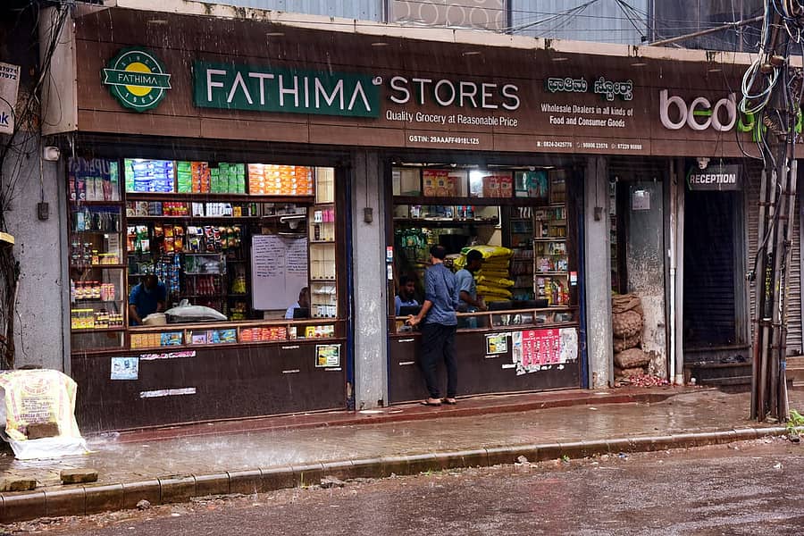 ಮಂಗಳೂರಿನಲ್ಲಿ ಬೆರಳೆಣಿಕೆಯಷ್ಟು ಅಂಗಡಿಗಳು ತೆರೆದಿದ್ದು ಗ್ರಾಹಕರು ಅತೀ ವಿರಳವಾಗಿರುವ ದೃಶ್ಯಗಳು ಕಂಡು ಬಂದವು –ಪ್ರಜಾವಾಣಿ ಚಿತ್ರಗಳು/ ಗೋವಿಂದರಾಜ ಜವಳಿ