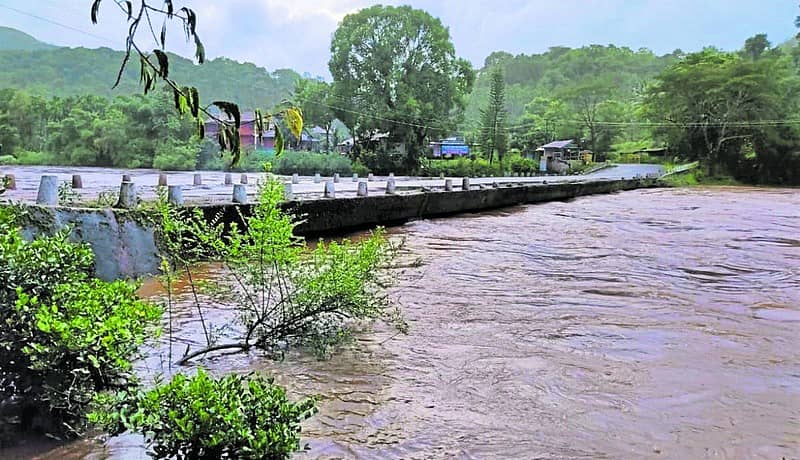 ಚಿಕ್ಕಮಗಳೂರಿನ ಕಳಸ- ಹೊರನಾಡು ರಸ್ತೆಯ ಹೆಬ್ಬೊಳೆಯಲ್ಲಿ ಭದ್ರಾ ನದಿಯು ಗರಿಷ್ಠ ಮಟ್ಟದಲ್ಲಿ ಹರಿಯುತ್ತಿದೆ.