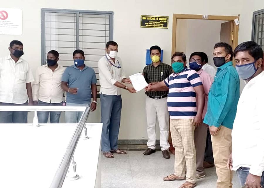 ಗ್ರಾಮ ಸಹಾಯಕರ ಹಕ್ಕೋತ್ತಾಯಗಳ ಮನವಿಯನ್ನು ಹೆಚ್ಚುವರಿ ಜಿಲ್ಲಾಧಿಕಾರಿ ಡಾ.ಜಗದೀಶ್ ನಾಯ್ಕ್ ಅವರಿಗೆ ಸಲ್ಲಿಕೆ