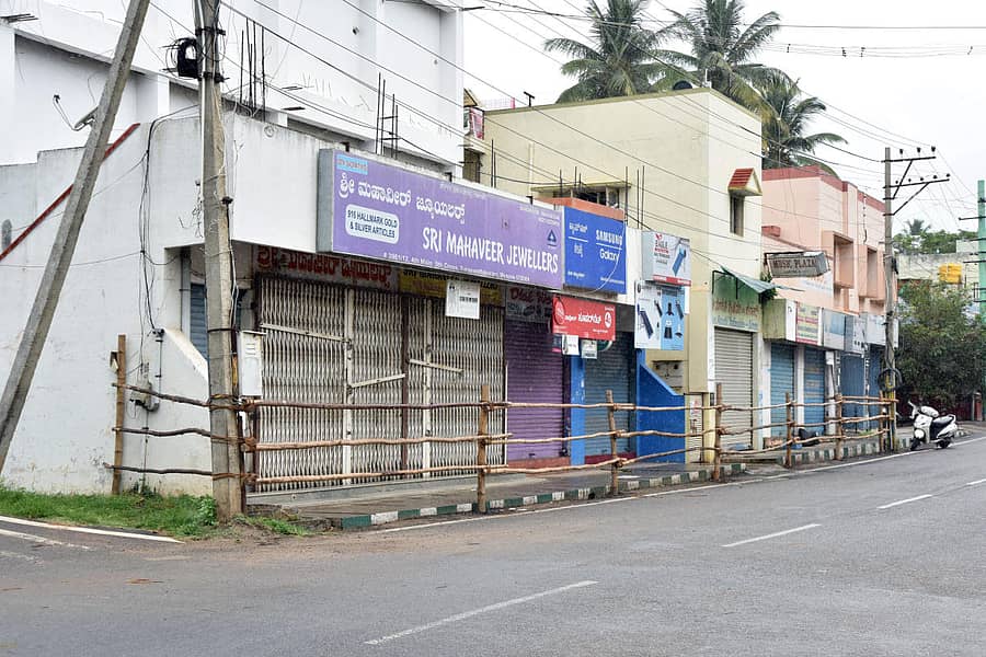 ಮೈಸೂರಿನ ಸರಸ್ವತಿಪುರಂನ ರಸ್ತೆಯೊಂದರ ಅಂಗಡಿಗಳನ್ನು ಗುರುವಾರ ಸೀಲ್ಡೌನ್ ಮಾಡಲಾಗಿದೆ