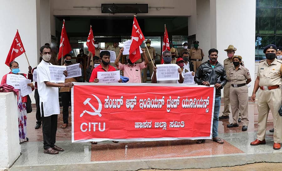 ರೈಲ್ವೆ ಖಾಸಗೀಕರಣ ಕೈ ಬಿಡುವಂತೆ ಆಗ್ರಹಿಸಿ ಸಿಐಟಿಯು ಕಾರ್ಯಕರ್ತರು ರೈಲು ನಿಲ್ದಾಣ ಎದುರು ಪ್ರತಿಭಟನೆ ನಡೆಸಿದರು.