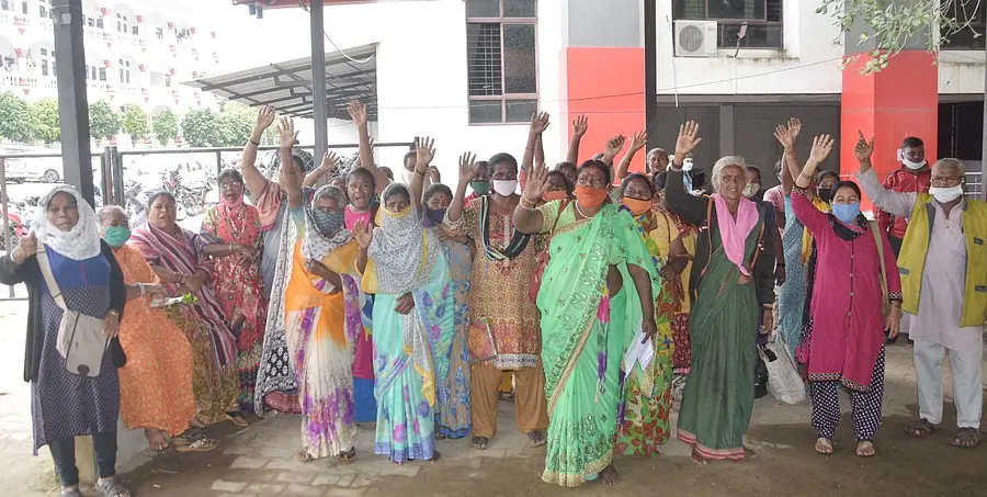 ಶಿವಮೊಗ್ಗದಲ್ಲಿ ಶುಕ್ರವಾರ ಹಕ್ಕಿಪಿಕ್ಕಿ ಕ್ಯಾಂಪ್‌ ಗ್ರಾಮಸ್ಥರು ನ್ಯಾಯಬೆಲೆ ಅಂಗಡಿ ಪರವಾನಗಿ ರದ್ದು ಮಾಡಲು ಆಗ್ರಹಿಸಿ ಜಿಲ್ಲಾಧಿಕಾರಿ ಕಚೇರಿ ಮುಂದೆ ಪ್ರತಿಭಟನೆ ನಡೆಸಿದರು.