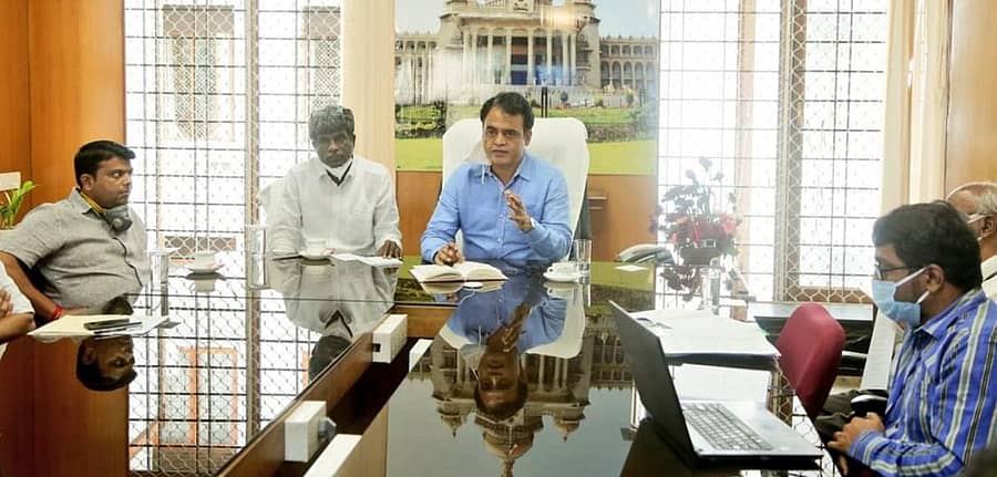 ಬೆಂಗಳೂರಿನ ವಿಕಾಸಸೌಧದಿಂದ ಉಪ ಮುಖ್ಯಮಂತ್ರಿ ಡಾ.ಸಿ.ಎನ್. ಅಶ್ವತ್ಥನಾರಾಯಣ ಅವರು ದಕ್ಷಿಣ ಕನ್ನಡದ ಶಾಸಕರ ಜತೆಗೆ ವಿಡಿಯೊ ಸಂವಾದ ನಡೆಸಿದರು. ಸಚಿವ ಕೋಟ ಶ್ರೀನಿವಾಸ ಪೂಜಾರಿ, ಶಾಸಕ ಹರೀಶ್ ಪೂಂಜ ಇದ್ದರು.