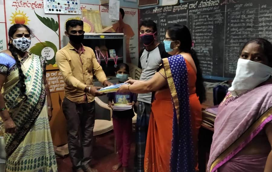 ಸಿದ್ದಾಪುರ ತಾಲ್ಲೂಕಿನ ಶಾಲೆಯೊಂದರಲ್ಲಿ ಪಾಲಕರಿಗೆ ಪಠ್ಯಪುಸ್ತಕ ಹಸ್ತಾಂತರಿಸಲಾಯಿತು