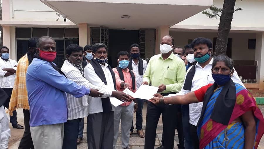 ಚಿಂತಾಮಣಿಯಲ್ಲಿ ಮಾದಿಗ ದಂಡೋರ ಮಾದಿಗ ಮೀಸಲಾತಿ ಹೋರಾಟ ಸಮಿತಿ ಮುಖಂಡರು ಶುಕ್ರವಾರ ಪ್ರತಿಭಟನೆ ನಡೆಸಿ ತಹಶೀಲ್ದಾರ್‌ಗೆ ಮನವಿ ಸಲ್ಲಿಸಿದರು