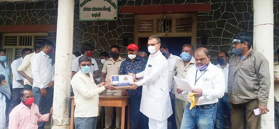 ಅಥಣಿಯಲ್ಲಿ ಕಾರ್ಮಿಕ ಇಲಾಖೆಯಿಂದ ಕಟ್ಟಡ ನಿರ್ಮಾಣ ಕಾರ್ಮಿಕರಿಗೆ ನೀಡಲಾದ ದಿನಸಿ ಕಿಟ್ಗಳನ್ನು ಶಾಸಕ ಮಹೇಶ ಕುಮಠಳ್ಳಿ ಶುಕ್ರವಾರ ವಿತರಿಸಿದರು