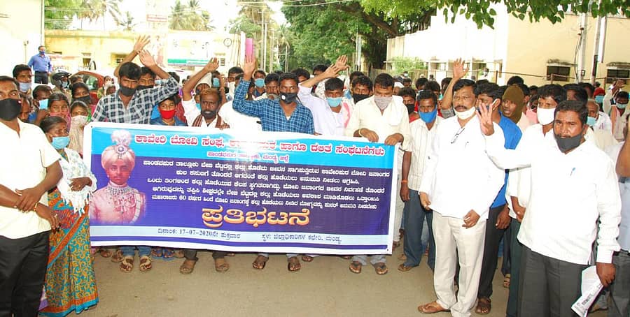 ಬೇಬಿಬೆಟ್ಟದಲ್ಲಿ ಕಲ್ಲು ಕುಳಿಗೆ ಅವಕಾಶ ನೀಡಬೇಕು ಎಂದು ಒತ್ತಾಯಿಸಿ ಭೋವಿ ಸಮುದಾಯದ ಜನರು ಪ್ರತಿಭಟನೆ ನಡೆಸಿದರು