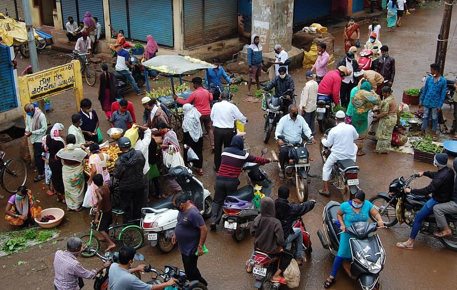 ಹಳೇ ಹುಬ್ಬಳ್ಳಿಯ ಗೌಳಿಗಲ್ಲಿಯ ಹಿರೇಪೇಟ ಮುಖ್ಯ ರಸ್ತೆ ಮಾರುಕಟ್ಟೆಯಲ್ಲಿ ಶುಕ್ರವಾರ ಅಂತರ ಮರೆತು ತರಕಾರಿ ಖರೀದಿಗೆ ಮುಗಿ ಬಿದ್ದ ಜನ