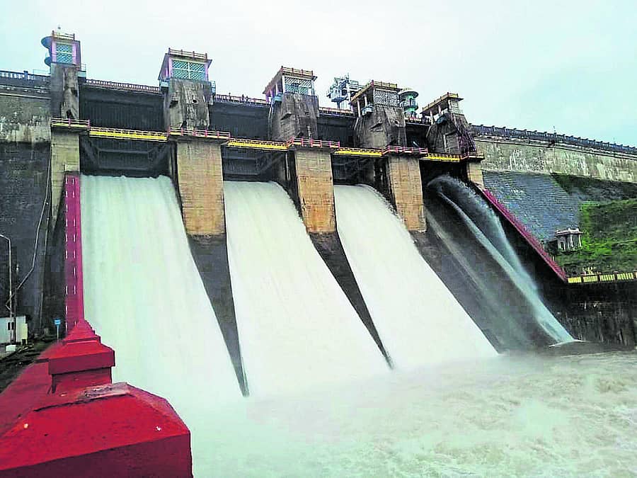 ಕೊಡಗು ಜಿಲ್ಲೆಯ ಹಾರಂಗಿ ಜಲಾಶಯವು ಬಹುತೇಕ ಭರ್ತಿಯಾಗಿದ್ದು ಶುಕ್ರವಾರ ನದಿಗೆ ನೀರು ಹರಿಸಲಾಯಿತು(ಎಡಚಿತ್ರ) ಚಿಕ್ಕಮಗಳೂರಿನ ಕಳಸ-–ಹೊರನಾಡು ರಸ್ತೆಯ ಹೆಬ್ಬೊಳೆಯಲ್ಲಿ ಭದ್ರಾ ನದಿಯು ಗರಿಷ್ಠ ಮಟ್ಟದಲ್ಲಿ ಹರಿಯುತ್ತಿದೆ.