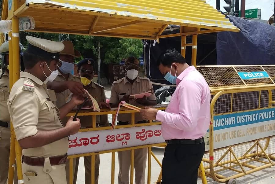 ರಾಯಚೂರು ಜಿಲ್ಲಾಧಿಕಾರಿ ಆರ್.ವೆಂಕಟೇಶಕುಮಾರ್ ಅವರು ಸ್ಟೇಷನ್ ರಸ್ತೆಯಲ್ಲಿ ಶುಕ್ರವಾರ ನಾಕಾಬಂದಿಯನ್ನು ಪರಿಶೀಲಿಸಿದರು