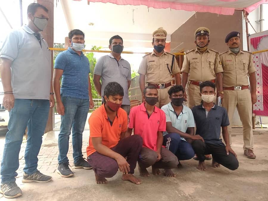 ಬಂಧಿತ ಆರೋಪಿಗಳು (ಕುಳಿತವರು) ಹಾಗೂ ಅವರನ್ನು ಸೆರೆ ಹಿಡಿದ ಯಲಹಂಕ ಠಾಣೆ ಪೊಲೀಸರ ತಂಡ