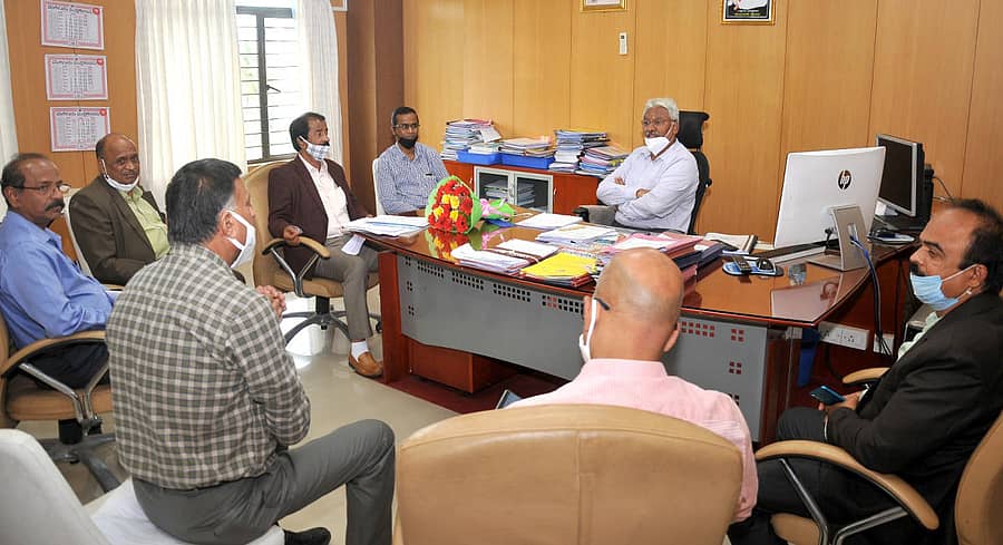 ಲಾಕ್ಡೌನ್ ಅವಧಿಯಲ್ಲಿನ ವಿದ್ಯುತ್ ನಿಗದಿತ ಶುಲ್ಕ ಮನ್ನಾ ಮಾಡುವಂತೆ ಕೋರಿ ಸೆಸ್ಕ್ ವ್ಯವಸ್ಥಾಪಕ ನಿರ್ದೇಶಕ ಮನೋಹರ ಎಂ.ಬೇವಿನಮರ ಅವರಿಗೆ ಮೈಸೂರು ಕೈಗಾರಿಕೆಗಳ ಸಂಘದ ಅಧ್ಯಕ್ಷ, ಮಾಜಿ ಶಾಸಕ ವಾಸು ನೇತೃತ್ವದ ನಿಯೋಗ ಶುಕ್ರವಾರ ಮನವಿ ಸಲ್ಲಿಸಿತು. ನಿಕಟ ಪೂರ್ವ ಅಧ್ಯಕ್ಷ ಪಿ.ವಿಶ್ವನಾಥ್, ಪ್ರಧಾನ ಕಾರ್ಯದರ್ಶಿ ಸತ್ಯೇಂದ್ರ ಒ.ಡಿ, ಕಾರ್ಯದರ್ಶಿ ಸುರೇಶ್ ಕುಮಾರ್ ಜೈನ್, ಖಜಾಂಚಿ ಮಂಜುನಾಥ್, ಕಾಸಿಯಾ ಪ್ರತಿನಿಧಿ ಎನ್.ಸತೀಶ್, ಬೆಳವಾಡಿ ಕೈಗಾರಿಕಾ ಪ್ರದೇಶದ ಪ್ರತಿನಿಧಿ ಅಮೀರ್ ವಾಗ್ ಇದ್ದಾರೆ