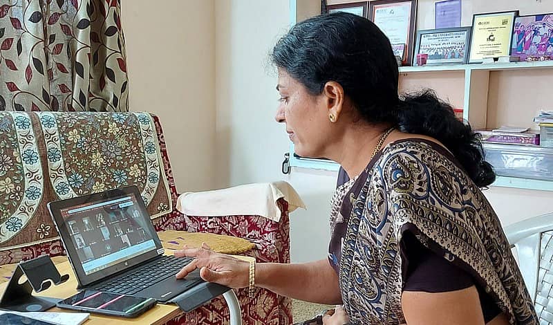 ಹಿರಿಯೂರು ತಾಲ್ಲೂಕಿನ ಗೊಲ್ಲಹಳ್ಳಿಯ ಜೆಟ್ ಗ್ರಾಮೀಣ ಶಿಕ್ಷಣ ಸಂಸ್ಥೆಯ ಪ್ರಾಂಶುಪಾಲರಾದ ವಿಜಯಶ್ರೀ ದೇಸಾಯಿ ಅವರು ಆನ್ಲೈನ್ ಮೂಲಕ ಪಾಠ ಮಾಡುತ್ತಿರುವುದು. (ಸಾಂದರ್ಭಿಕ ಚಿತ್ರ)