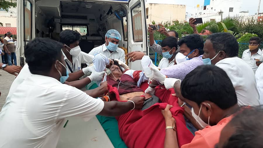 ಚೂರಿ ಇರಿತರಿಂದ ಗಾಯಗೊಂಡ ತಹಶೀಲ್ದಾರ್ ಬಿ.ಕೆ.ಚಂದ್ರಮೌಳೇಶ್ವರ ಅವರನ್ನು ಆಂಬುಲೆನ್ಸ್ನಲ್ಲಿ ಆಸ್ಪತ್ರೆಗೆ ಕರೆದೊಯ್ಯಲಾಯಿತು (ಸಂಗ್ರಹ ಚಿತ್ರ)