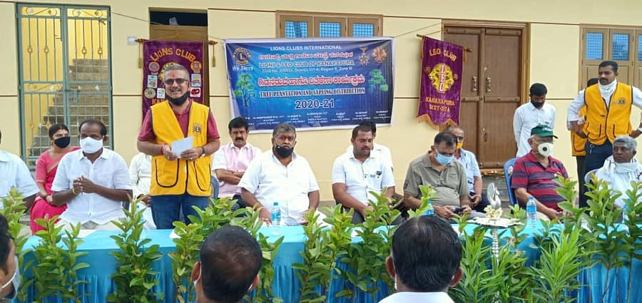 ಕೆಂಕೇರಮ್ಮ ದೇವಸ್ಥಾನದ ಆವರಣದಲ್ಲಿ ನಡೆದ ಗಿಡ ನೆಡುವ ಕಾರ್ಯಕ್ರಮದಲ್ಲಿ ಮರಸಪ್ಪ ರವಿ ಮಾತನಾಡಿದರು