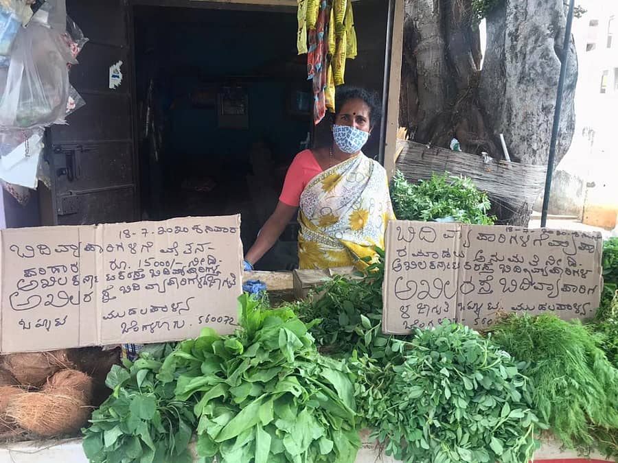 ₹15,000 ಪರಿಹಾರ ನೀಡಬೇಕು ಸೇರಿದಂತೆ ವಿವಿಧ ಬೇಡಿಕೆ ಈಡೇರಿಕೆಗೆ ಆಗ್ರಹಿಸಿ ಶನಿವಾರ ಪ್ರತಿಭಟನೆ ನಡೆಸಿದ ವ್ಯಾಪಾರಿಗಳು, ಘೋಷಣಾ ಫಲಕ ಪ್ರದರ್ಶಿಸಿದರು