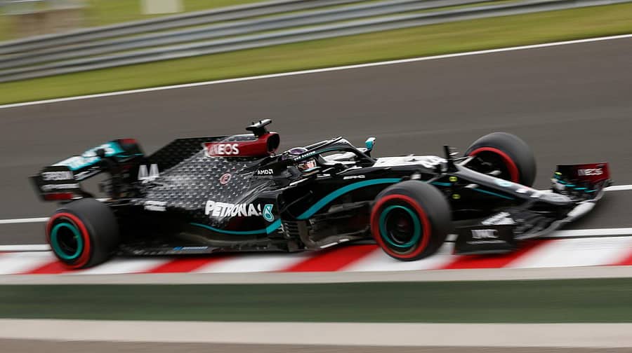 ರೇಸ್ನಲ್ಲಿ ಕಾರು ಮುನ್ನುಗ್ಗಿಸಿದ ಲೂಯಿಸ್ ಹ್ಯಾಮಿಲ್ಟನ್ –ಎಎಫ್ಪಿ ಚಿತ್ರ