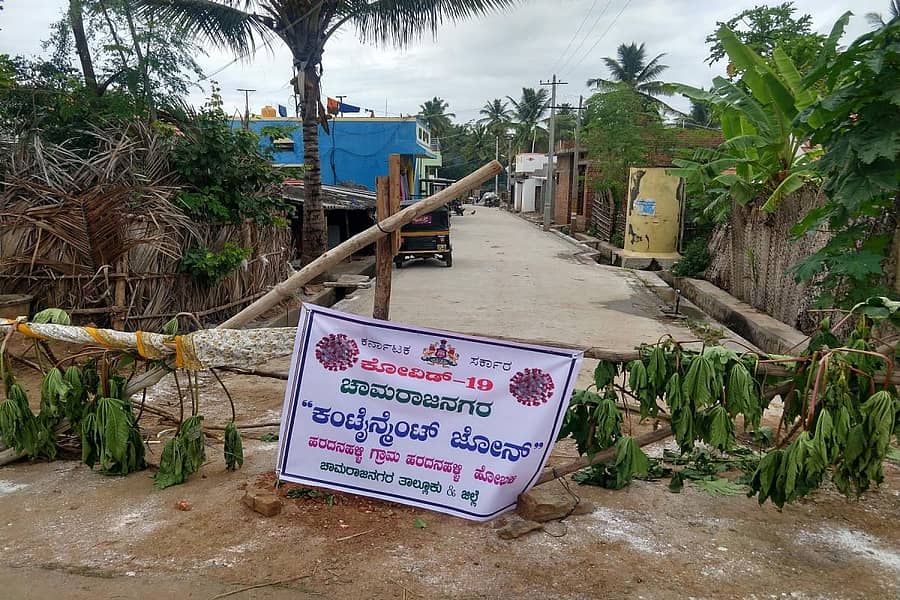 ಚಾಮರಾಜನಗರ ತಾಲ್ಲೂಕಿನ ಹರದನಗಳ್ಳಿಯ ಬೀದಿಯೊಂದನ್ನು ಸೀಲ್ ಡೌನ್ ಮಾಡಿರುವುದು