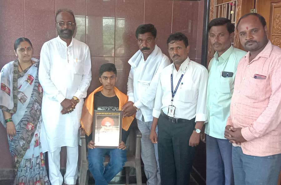 ಬೀದರ್ನ ನೌಬಾದ್ನಲ್ಲಿ ಪ್ರಸಕ್ತ ಸಾಲಿನ ಸಿಬಿಎಸ್ಇ 10ನೇ ತರಗತಿ ಪರೀಕ್ಷೆಯಲ್ಲಿ ಶೇ 96 ರಷ್ಟು ಅಂಕ ಗಳಿಸಿ ಸಾಧನೆಗೈದ ಜ್ಞಾನಸುಧಾ ವಿದ್ಯಾಲಯದ ವಿದ್ಯಾರ್ಥಿ ಶ್ರೀರಂಗ ಗುಣವಂತರಾವ್ ಸಿಂದೆ ಅವರನ್ನು ಸಿದ್ಧಗಂಗಾ ಮಠದ ಹಳೆಯ ವಿದ್ಯಾರ್ಥಿಗಳ ಹಾಗೂ ಹಿತೈಶಿಗಳ ಸಂಘದ ಜಿಲ್ಲಾ ಘಟಕದ ವತಿಯಿಂದ ಬೀದರ್ನಲ್ಲಿ ಶನಿವಾರ ಸನ್ಮಾನಿಸಲಾಯಿತು