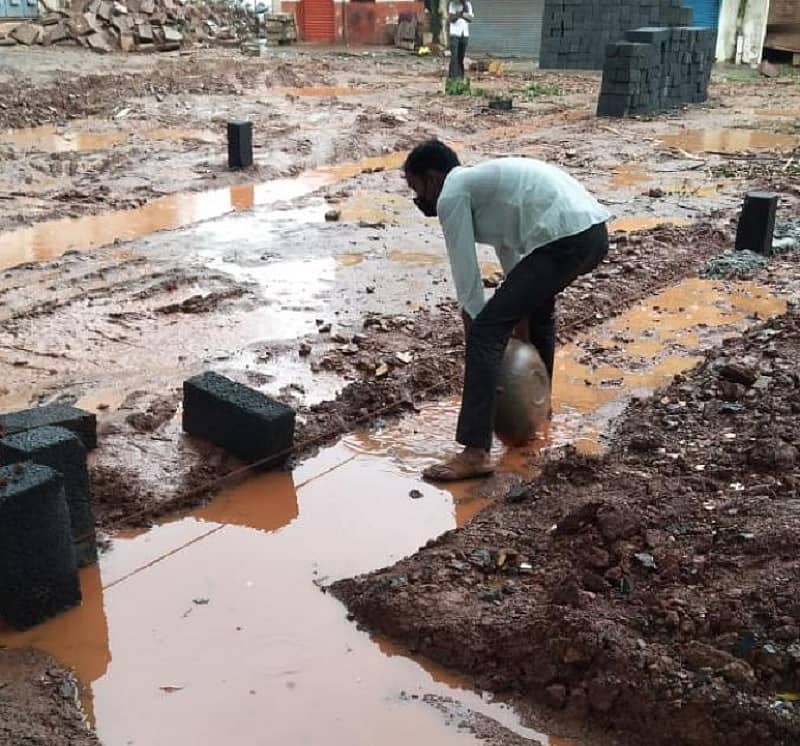 ಹೊಸೂರು ವೃತ್ತದಲ್ಲಿರುವ ಪಾಲಿಕೆಯ ಖಾಲಿ ಜಾಗದಲ್ಲಿ ತಾತ್ಕಾಲಿಕ ಮಾರುಕಟ್ಟೆ ನಿರ್ಮಾಣ ಕೆಲಸ ಸಾಗಿದೆ