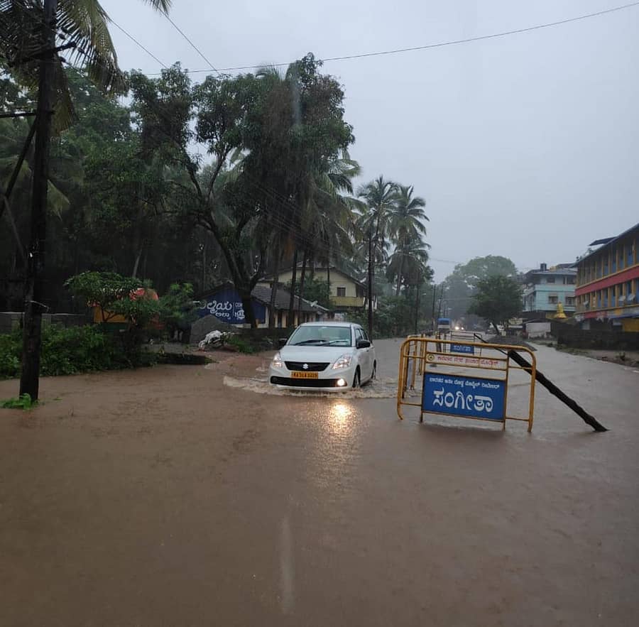 ಕಾರವಾರದಲ್ಲಿ ಶನಿವಾರ ಸುರಿದ ಭಾರಿ ಮಳೆಯಿಂದ ಹಬ್ಬುವಾಡದ ರಾಜ್ಯ ಹೆದ್ದಾರಿಯಲ್ಲಿ ಹೊಳೆಯಂತೆ ನೀರು ಹರಿಯಿತು. ವಾಹನ ಸವಾರರು ಸಂಚರಿಸಲು ಪರದಾಡುವಂತಾಯಿತು.