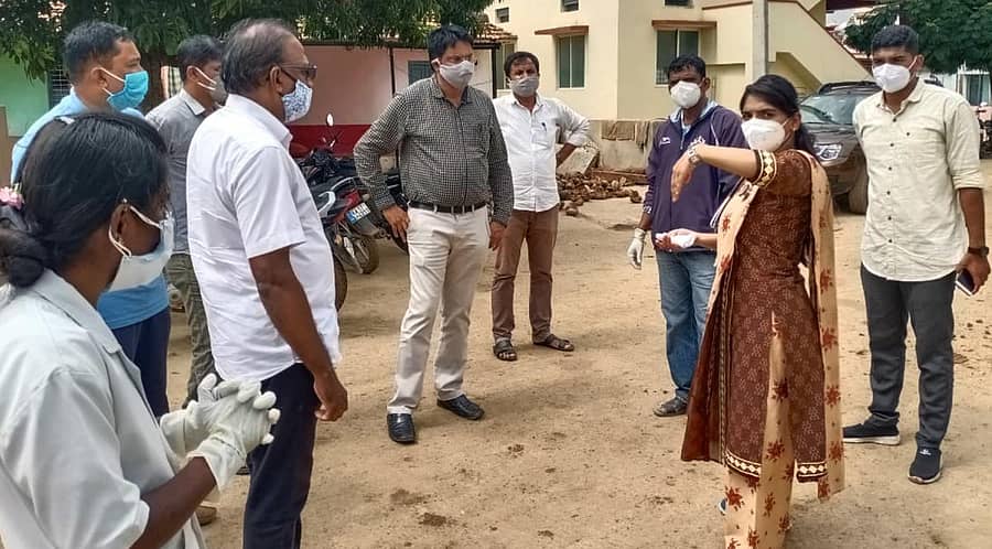 ಮಲೇಬೆನ್ನೂರು ಸಮೀಪದ ಯಲವಟ್ಟಿ ಗ್ರಾಮಕ್ಕೆ ಭಾನುವಾರ ಕಂದಾಯ ಇಲಾಖೆ ಸಿಬ್ಬಂದಿ ಭೇಟಿ ನೀಡಿದರು.