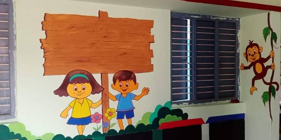 ಮೂಡಿಗೆರೆ ತಾಲ್ಲೂಕಿನ ಲೋಕವಳ್ಳಿ ಸರ್ಕಾರಿ ಪ್ರಾಥಮಿಕ ಶಾಲೆಯಲ್ಲಿ ಶಿಕ್ಷಕರಿಂದ ಅಲಂಕೃತಗೊಂಡಿರುವ ಶಾಲಾ ಒಳಾಂಗಣ.