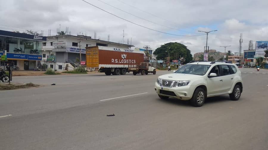 ಬೆಂಗಳೂರು-ಮೈಸೂರು ಹೆದ್ದಾರಿಯಲ್ಲಿ ವಾಹನ ಸಂಚಾರ ವಿರಳವಾಗಿತ್ತು