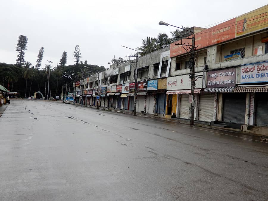 ಹಾಸನ ಸಿಟಿ ಬಸ್ ನಿಲ್ದಾಣ ರಸ್ತೆ ಬಿಕೋ ಎನ್ನುತ್ತಿತ್ತು.