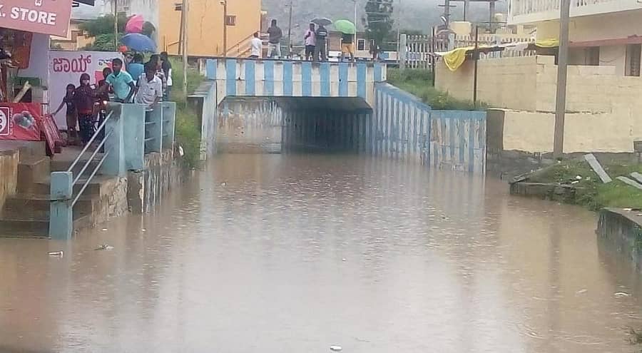 ಕೋಲಾರದಲ್ಲಿ ಭಾನುವಾರ ಧಾರಾಕಾರ ಮಳೆ ಸುರಿದಿದ್ದರಿಂದ ಖಾದ್ರಿಪುರ ರೈಲ್ವೆ ಕೆಳ ಸೇತುವೆಯಲ್ಲಿ ನೀರು ನಿಂತು ಅಕ್ಕಪಕ್ಕದ ಬಡಾವಣೆಗಳಿಗೆ ಸಂಪರ್ಕ ಕಡಿತಗೊಂಡಿತು.