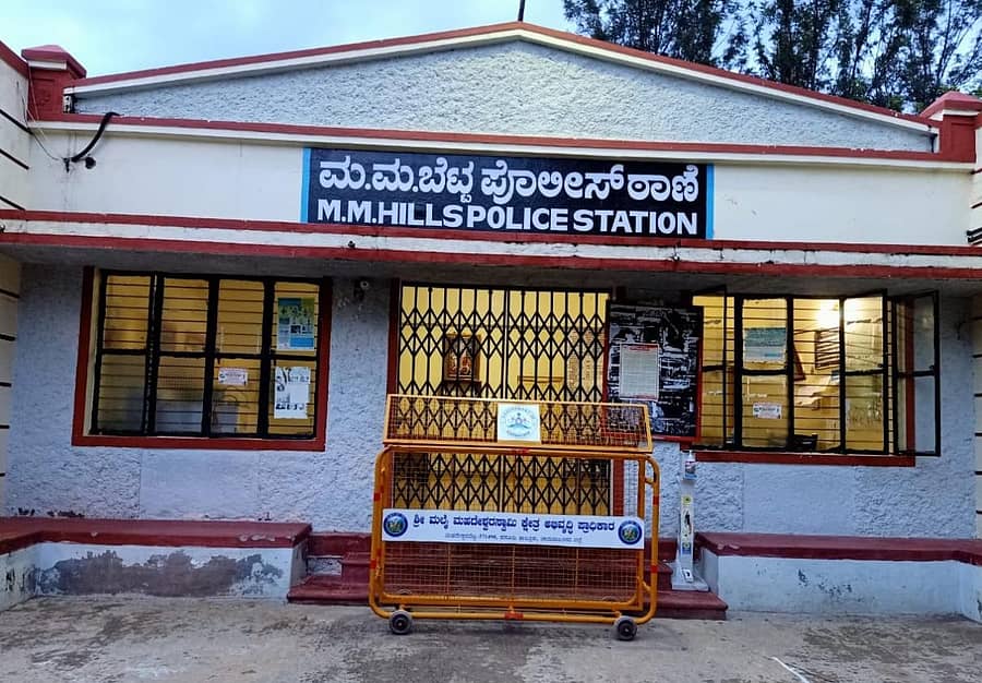 ಮಹದೇಶ್ವರ ಬೆಟ್ಟದ ಪೊಲೀಸ್‌ ಠಾಣೆಯನ್ನು ಸೀಲ್‌ ಡೌನ್‌ ಮಾಡಿರುವುದು