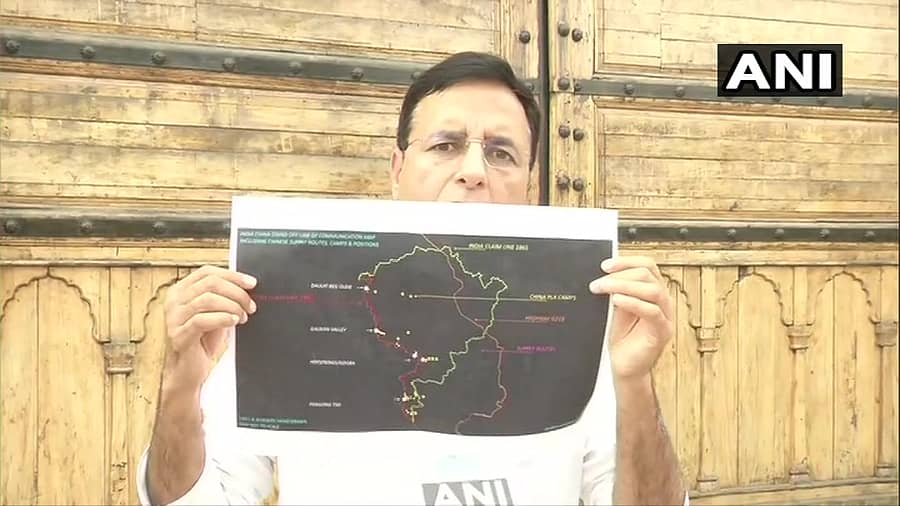 ಗಡಿಯಲ್ಲಿ ಆಗಿರುವ ಬದಲಾವಣೆಗಳ ಕುರಿತ ನಕ್ಷೆ ತೋರಿಸುತ್ತಿರುವ ರಣದೀಪ್ ಸಿಂಗ್ ಸುರ್ಜೆವಾಲ