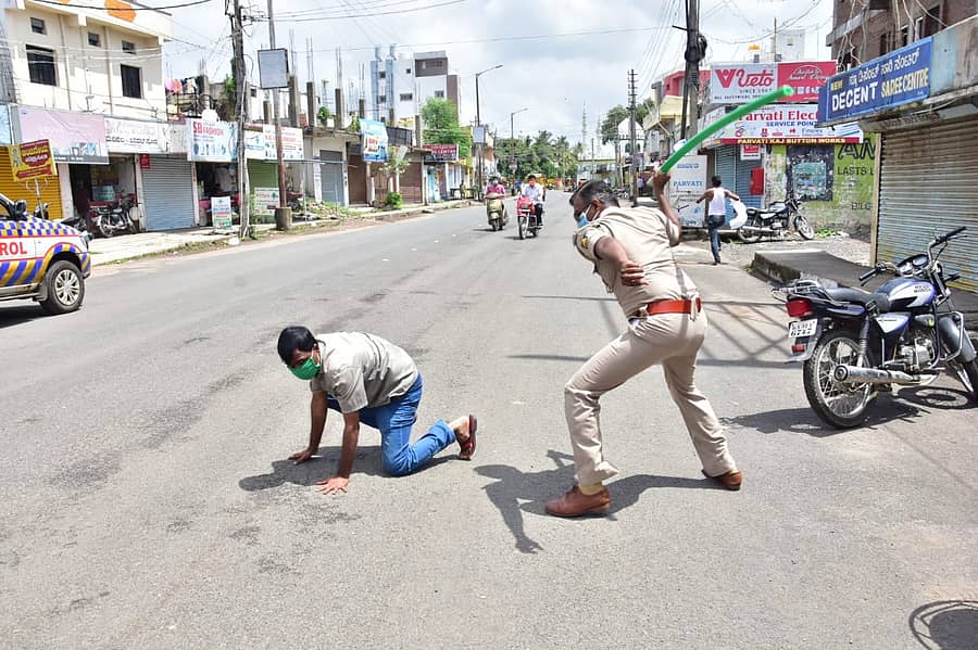 ಕಲಬುರ್ಗಿಯಲ್ಲಿ ಭಾನುವಾರ ಬಾಗಿಲು ಮುಚ್ಚಿ ಹೇರ್ ಕಟಿಂಗ್ ಮಾಡಿಸಿಕೊಳ್ಳುತ್ತಿದ್ದವರಿಗೆ ಬಿತ್ತು ಲಾಠಿ ಏಟು